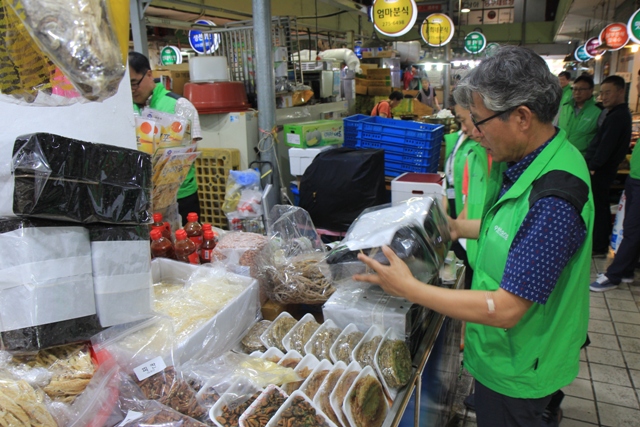 ▲ 이상권 본부장이 제수용품을 구매하고 있다.ⓒ포항시설관리공단