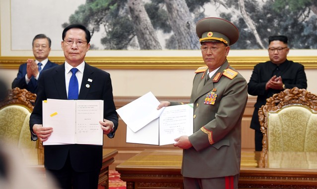 ▲ 19일 오전 평양 백화원 영빈관에서 문재인 대통령과 김정은 국무위원장이 임석한 가운데 송영무 국방부 장관과 노광철 인민무력상이 판문점선언 이행을 위한 군사분야 합의문에 서명한 후 취재진을 향해 들어보이고 있다. (사진=평양사진공동취재단) ⓒ뉴시스 사진 DB