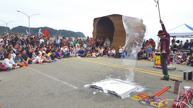 ▲ 스틸아트 페스티벌이 개최되고있는 영일대해수욕장의 버블 마술쇼 장면.ⓒ포항시