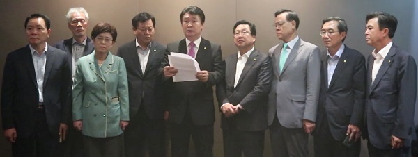 ▲ 자유한국당 충청권 출신 의원들이 19일 국제과학비즈니스벨트 조성사업 예산삭감과 관련해 기자회견을 갖고 있다.ⓒ자유한국당 충북도당