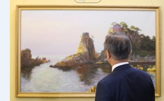 ▲ 문재인 대통령이 19일 오후 평양 만수대창작사를 찾아 작품을 감상하는 모습. ⓒ평양사진공동취재단