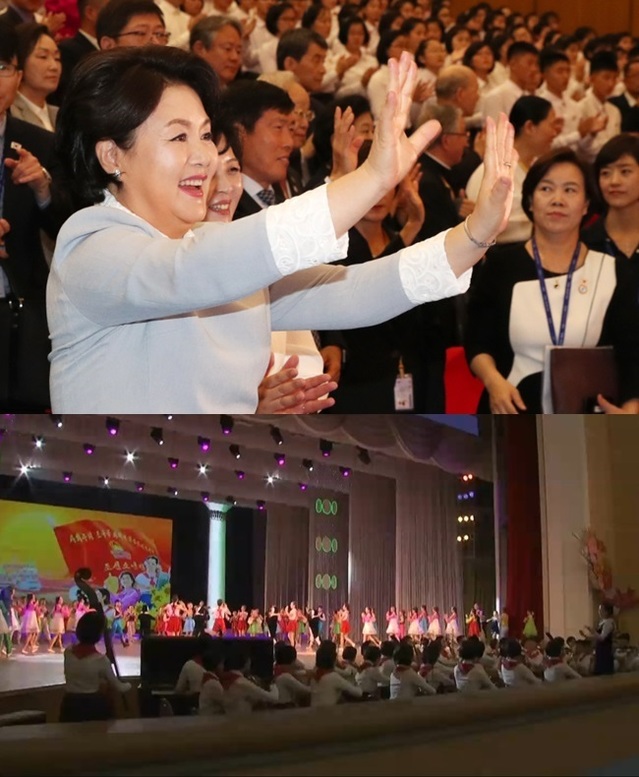 ▲ (위) 김정숙 여사가 19일 오전 평양 만경대 학생소년궁전에서 공연을 관람하는 모습. (아래) 북한 학생 공연단 무대 배경에 나온 “사회주의 조국을 위하여 항상 준비하자” 조선소년단 핵심 구호. ⓒ평양공동영상취재단