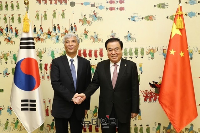 ▲ 문희상 국회의장이 19일 국회접견실에서 딩 중리 중국 전인대 상무위원회 부위원장을 만난 모습. ⓒ국회 대변인실