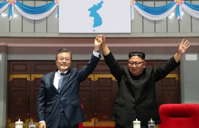 ▲ 문재인 대통령과 김정은 국무위원장이 19일 밤 평양 5·1 경기장에서 열린 ‘빛나는 조국’을 관람한 뒤 환호하는 평양 시민들에게 손을 들어 인사하는 모습. ⓒ평양사진공동취재단