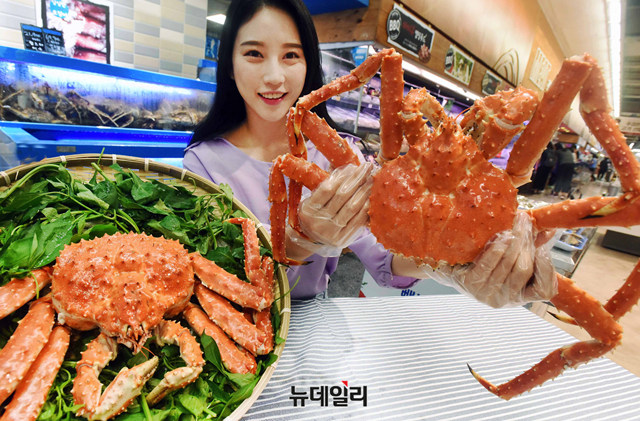 ▲ 홈플러스에서 연말까지 킹크랩 가격을 동결한다. ⓒ홈플러스