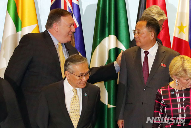 ▲ 지난 8월 4일 싱가포르 아세안지역안보포럼(ARF)에서 폼페이오 美국무장관이 리용호 北외무상에게 아는 척 하고 있다. ⓒ뉴시스. 무단전재 및 재배포 금지.