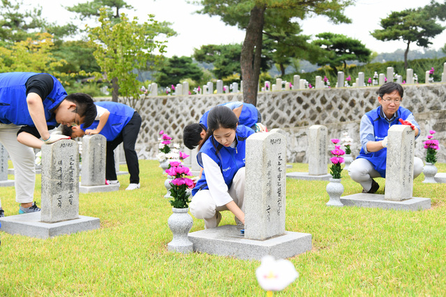 ▲ 효성 임직원들이 19일 오후 서울 동작구 국립서울현충원을 찾아 묘역 정화활동을 실시했다.ⓒ효성