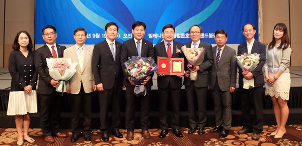 19일 대한상공회의소가 주최한 ‘2018 대한민국 가장 신뢰받는 CEO 대상 시상식’에서  ‘CEO 혁신대상’을 수상한 김형근 가스안전공사 사장(왼쪽부터 여섯번째).ⓒ한국가스안전공사