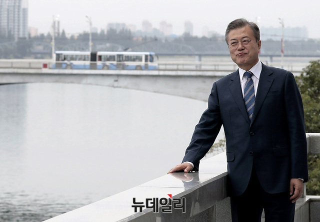 ▲ 문재인 대통령이 19일 오전 평양 옥류관에서 열린 남북 정상 및 수행원 오찬에 앞서 옥류관 테라스에서 대동강을 바라보고 있다.ⓒ(사진=평양사진공동취재단)