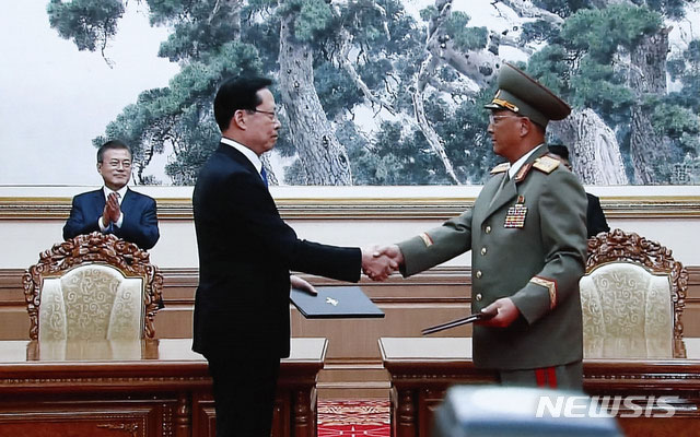 ▲ 지난 19일 남북군사합의서에 서명한 뒤 악수하는 송영무 국방장관과 노광철 北인민무력상. ⓒ뉴시스. 무단전재 및 재배포 금지.