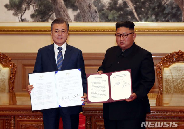▲ 19일 평양 남북정상회담에서 합의한 공동선언문에 서명한 뒤 이를 들어보이는 문재인 대통령과 김정은. ⓒ뉴시스. 무단전재 및 재배포 금지.