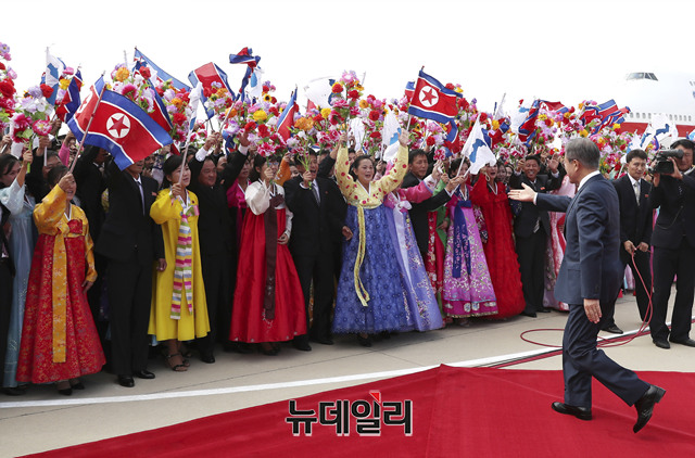 18일 평양국제공항에서 문재인 대통령이 환영나온 평양시민들에게 답례하고 있다.