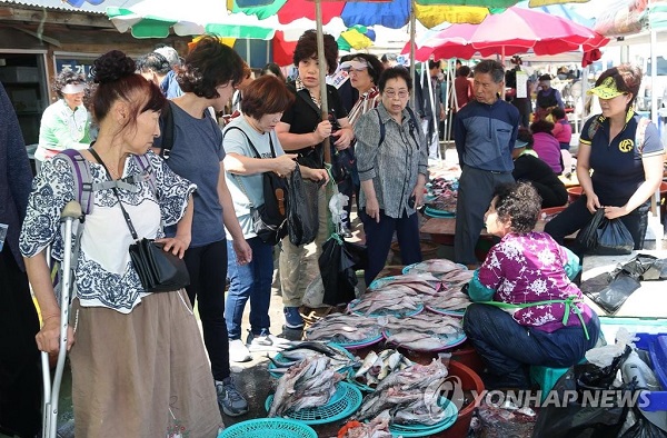 ▲ 전국상인연합회와 한국체인스토어협회, 한국중소기업학회는 ‘상생협력을 통한 중소유통 활성화 방안’을 주제로 20일 오후 서울 국회의원회관에서 세미나를 개최했다. ⓒ연합뉴스