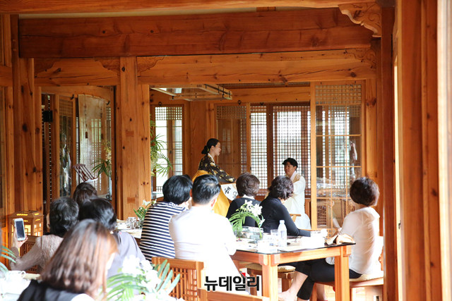 ▲ 한국가구박물관에서 판소리 공연을 즐기고 있다. ⓒ한샘