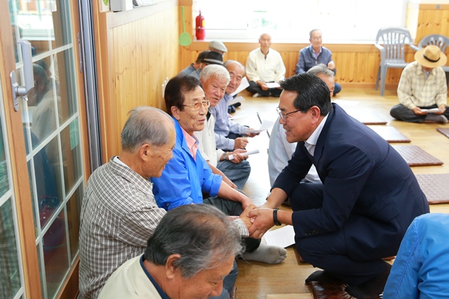 ▲ 전찬걸 울진군수가 추석을 앞두고 사회복지시설을 방문해 위문품을 전달하고 위로를 하고있다.ⓒ울진군