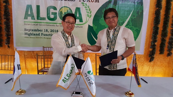 ▲ 이차영 괴산군수가 19일 롬멜 아르나도 필리핀유기농지방정부협의회 회장과 업무협약을 했다.ⓒ괴산군