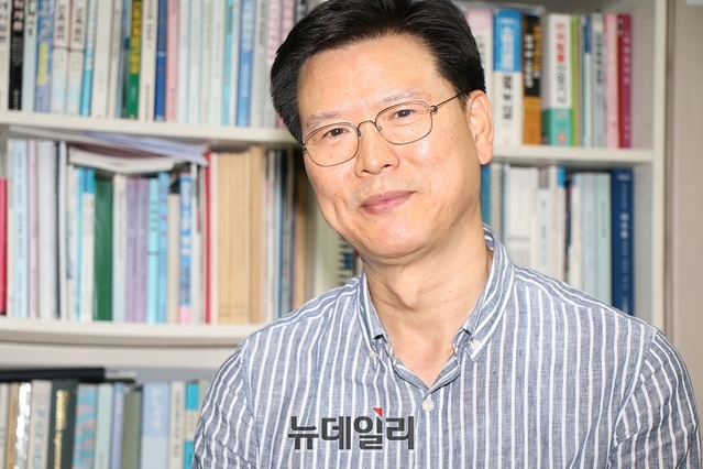 ▲ 대구보건대 소방안전관리과 최영상 교수가 지난 19일 기자와의 만남에서 소방은 ‘종합 학문’이라며 포괄적인 이해를 바탕으로 ‘소방기술자’로서 예방업무까지 소방과 관련된 모든 분야의 이해 과정이 필수라고 강조했다.ⓒ뉴데일리