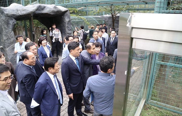 지난 18일 대전 오월드 동물원에서 우리를 탈출했다가 엽사에 의해 사살된 퓨마 뽀롱이 사건이 발생한 뒤 김종천 대전시의회 의장과 의원들이 현장 점검을 벌이고 있다.ⓒ대전시의회