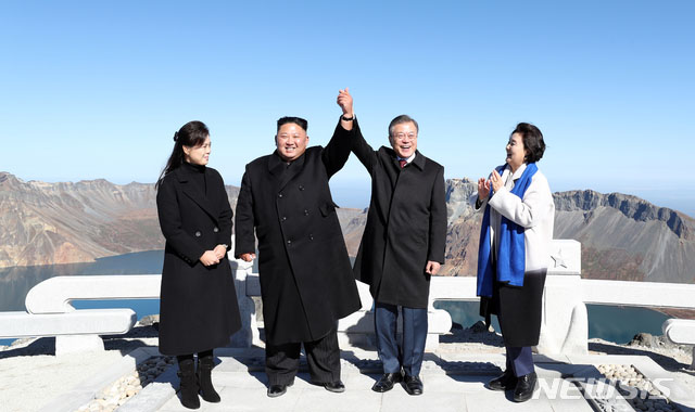 ▲ 백두산 천지에 올라 손을 맞잡은 김정은과 문재인 대통령. 두 사람이 생각하는 '한반도 비핵화'의 뜻은 전혀 다르다는 게 전직 북한 고위외교관들의 지적이다. ⓒ뉴시스. 무단전재 및 재배포 금지.