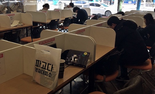 ▲ 올해 설 연휴 파고다어학원 부산 서면점에 마련된 '명절대피소'를 찾은 수험생 등이 공부를 하고 있다. ⓒ파고다