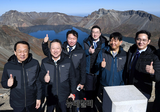 ▲ 이재용 삼성전자 부회장(오른쪽 부터), 이재웅 쏘카 대표, 구광모 LG회장, 최태원 SK 회장, 박용만 대한상의 회장, 김용환 현대자동차 부회장등 특별수행원들이 백두산 천지를 배경으로 기념 사진을 찍고 있다.ⓒ평양사진공동취재단