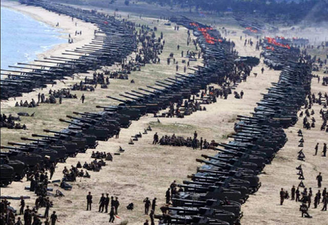 ▲ 2017년 4월 25일 원산에서 사상 최대의 포사격 훈련을 준비 중인 북한군 포병대. ⓒ연합뉴스. 무단전재 및 재배포 금지.