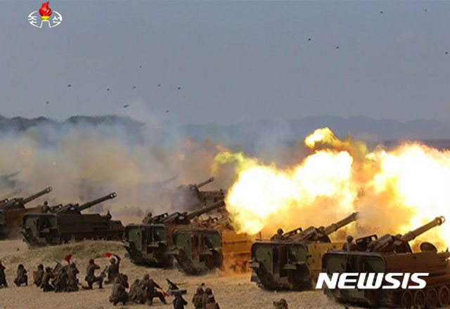 ▲ 2017년 4월 25일 장사정포와 방사포 사격 훈련 모습. ⓒ뉴시스. 무단전재 및 재배포 금지.