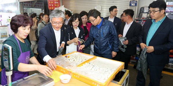 ▲ 충북도의회 장선배 의장과 도의원 일행이 청주 사창시장에서 장보기 행사를 하며 상인들의 어려움을 청취하고 있다.ⓒ충북도의회