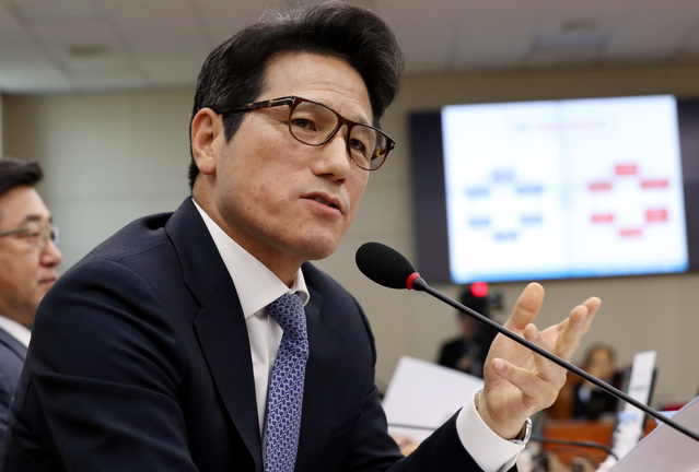 ▲ = 23일 오전 서울 영등포구 여의도 국회에서 진행된 국회 기획재정위원회의 한국은행 국정감사에서 정병국 의원이 질의하고 있다. ⓒ뉴시스 DB