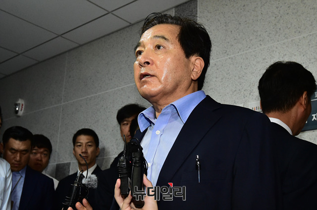 ▲ 자유한국당 심재철 의원이 21일 서울 여의도에 있는 자신의 국회의원실을 압수수색하는 검찰에 대해 '야당 탄압 행위'라고 항의하고 있다. ⓒ뉴데일리 이종현 기자