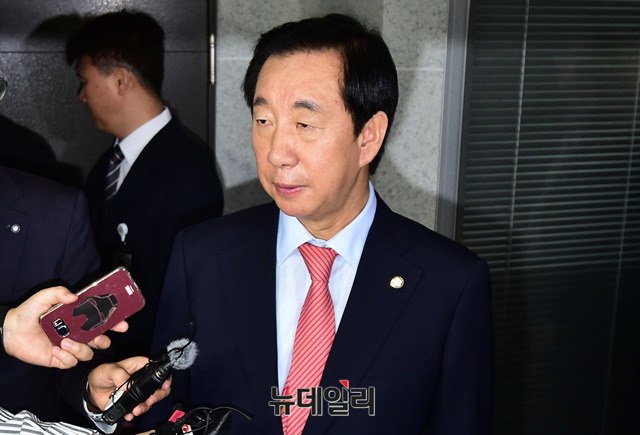 ▲ 김성태 자유한국당 원내대표가 21일 서울 여의도 국회 심재철 의원실 방 앞에서 기자회견을 하고 있다. ⓒ뉴데일리 이종현 기자