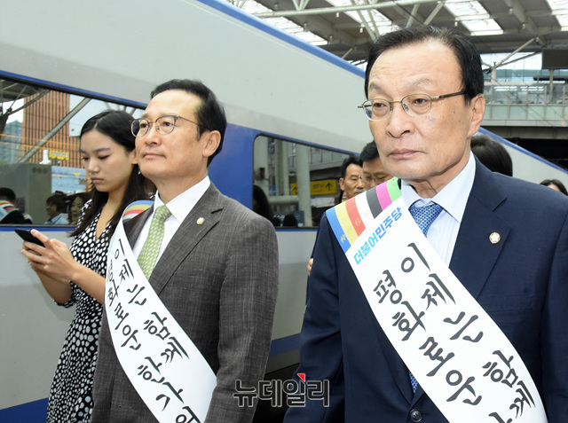 ▲ 이해찬 더불어민주당 대표, 홍영표 원내대표 등 지도부가 추석 연휴를 앞둔 21일 오전 서울역에서 귀성객들에게 인사하기 위해 이동하고 있다. ⓒ뉴데일리 공준표 기자