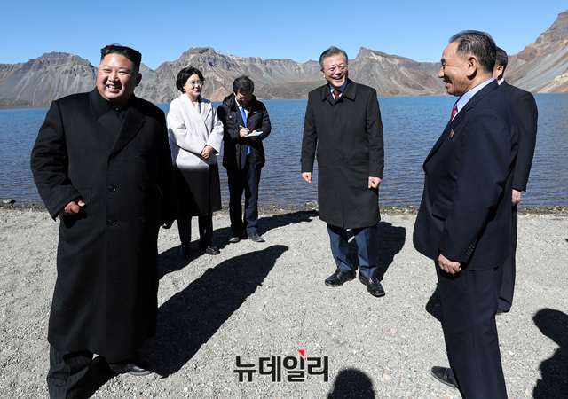 ▲ 문재인 대통령과 북한 김정은이 20일 오전 백두산 천지에서 서서 대화하는 모습. ⓒ평양사진공동취재단