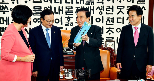 ▲ 문희상 국회의장(오른쪽 두 번째)이 21일 국회의장실에서 방북했던 3당 대표 회동에서 정의당 이정미 대표로부터 북한 류경술 선물을 받고 설명을 듣고 있다. ⓒ뉴데일리 이종현 기자