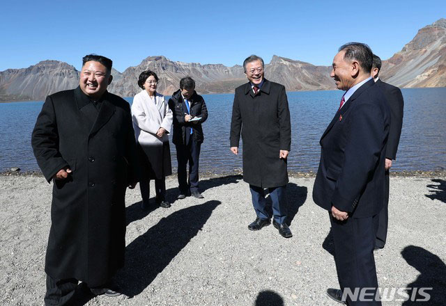 ▲ 지난 20일 백두산 천지에 오른 문재인 대통령과 김정은 내외. ⓒ뉴시스. 무단전재 및 재배포 금지.
