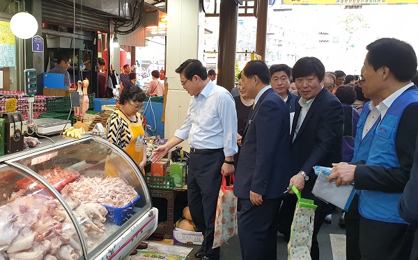 ▲ 자유한국당 정우택 의원(청주 상당)과 지역경제단체장 등 200여 명이 21일 청주육거리시장에서 장보기행사를 가졌다. 정 의원이 시장 상인들을 만나 이야기를 하고 있다.ⓒ정우택 의원실