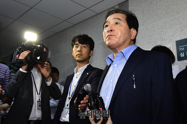 ▲ 검찰이 21일 오전 정부 비공개 예산 정보 무단 열람-유출 혐의를 받고 있는 국회 심재철 의원실을 압수수색한 가운데 심 의원이 의혹관련 발언을 하고 있다. ⓒ뉴데일리 이종현 기자