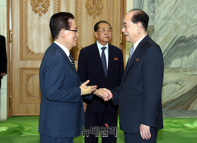 ▲ 18일 오후 평양 중구역 만수대의사당에서 열린 평양남북정상회담 특별수행원-김영남 최고인민회의 상임위원장 면담에 앞서 김 상임위원장이 민주평화당 박지원 의원과 인사하고 있다. ⓒ평양사진공동취재단