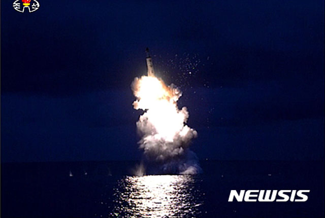 ▲ 북한의 SLBM '북극성' 시험발사 장면. 북한이 몇 년 전부터 핵추진 잠수함을 개발 중이라는 주장도 있다. ⓒ뉴시스. 무단전재 및 재배포 금지.