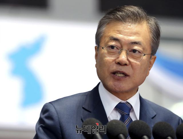 ▲ 문재인 대통령이 지난 19일 밤 평양 5.1경기장에서 열린 대집단체조와 공연을 관람한 후 남북정상회담 기간 동안 환대해 준 북한 김정은과 평양시민들에게 감사 인사를 하고 있다. ⓒ뉴데일리 공준표 기자