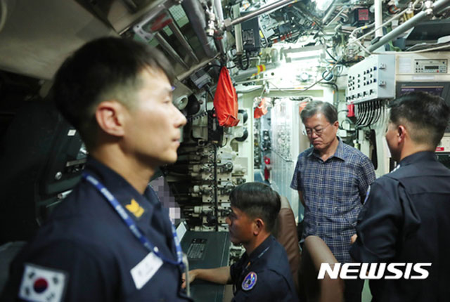 ▲ 2017년 8월 휴가 중 경남 진해 잠수함 사령부를 찾은 문재인 대통령. 이곳에서 핵추진 잠수함을 언급했다. ⓒ뉴시스. 무단전재 및 재배포 금지.