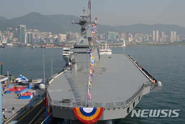 지난 5월 진수식 직전 '마라도'함의 모습. 한국 해군은 '독도'함과 '마라도'함이 있지만, 이 배에서는 F-35B를 운용할 수가 없다. ⓒ뉴시스. 무단전재 및 재배포 금지.