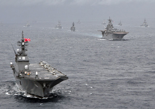 日해상자위대 상륙함 '휴우가'함이 美日기동함대를 선도하는 모습. 갑판에 기동헬기들이 주기된 것이 보인다. ⓒ美해군 공개사진.