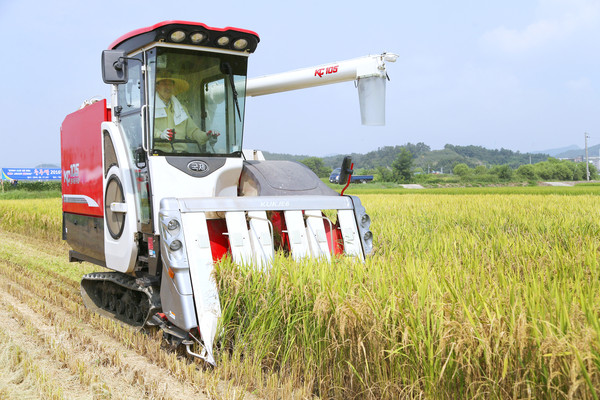 ▲ 2017년 생산된 벼를 수매하고 있는 모습.ⓒ충주시