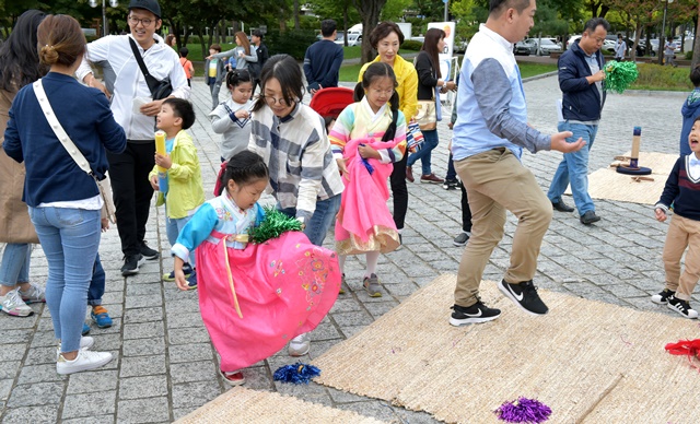 ▲ 호반광장에서 한복입은 어린이가 제기차기를 하고 있다.ⓒ경북관광공사