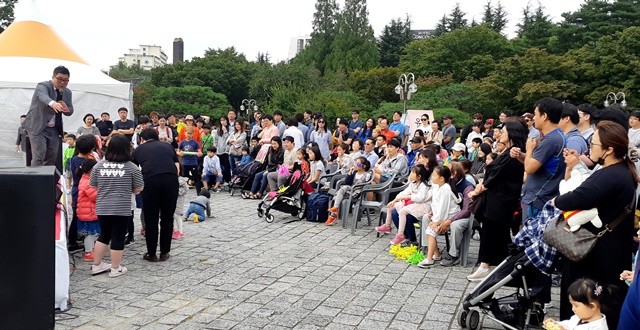 ▲ 24일 추석날 가족 관광객들이 호반광장에서 마술공연을 관람하고 있다.ⓒ경북관광공사