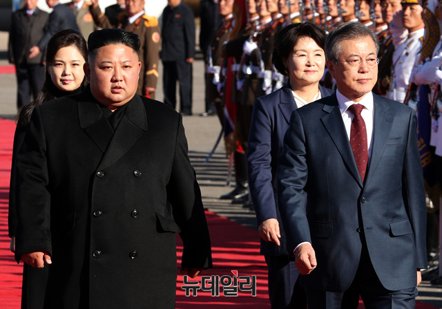 ▲ 문재인 대통령이 2박3일의 평양 일정을 마치고 백두산 방문을 위해 20일 오전 삼지연 공항에 도착, 북한 김정은과 의장대를 사열하고 있다. ⓒ평양사진공동취재단