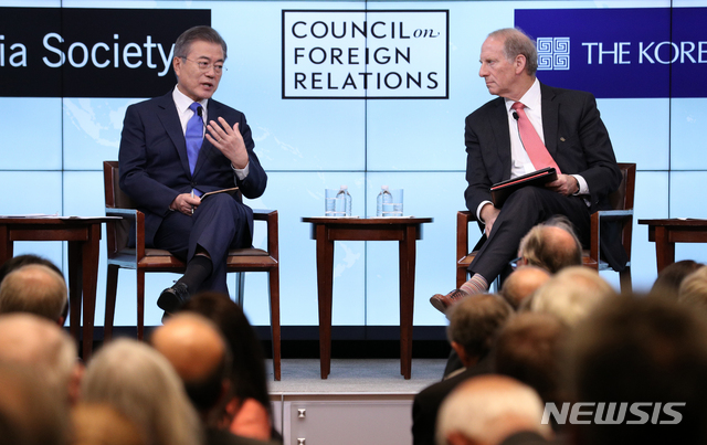 ▲ 제73차 유엔총회 참석을 위해 뉴욕을 방문 중인 문재인 대통령이 25일 오후(현지시간) 미국 뉴욕 외교협회(CFR)에서 외교협회(CFR)·코리아 소사이어티(KS)·아시아 소사이어티(AS) 공동주최로 열린 “위대한 동맹으로 평화를(Our Greater Alliance, Making Peace(부제:문재인 대통령과의 대화, A Conversation with President Moon Jae-in)” 행사에 참석해 질문에 답하고 있다. ⓒ뉴시스