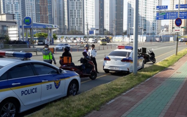 ▲ 포항남부경찰서가 올 연말까지 이륜차 불법개조 단속에 나선다. 사진은 단속현장 모습.ⓒ포남서