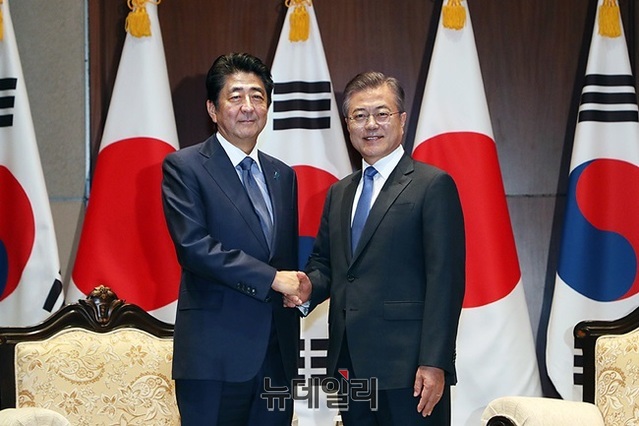 ▲ 문재인 대통령과 아베 신조 일본 총리대신이 25일(현지시간) 미국 뉴욕 파커호텔에서 정상회담에 앞서 악수를 나누는 모습. ⓒ청와대